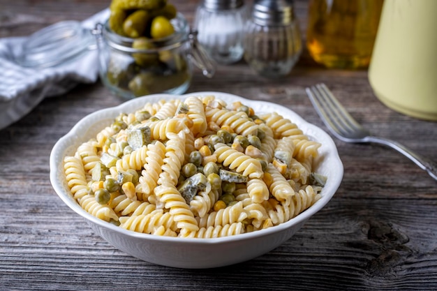 Salade de pâtes avec mayonnaise et légumes