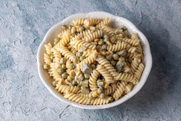 Salade de pâtes avec mayonnaise et légumes