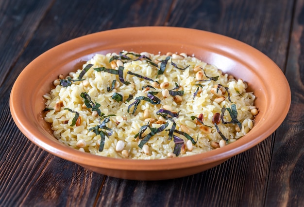 Salade de pâtes orzo aux pignons de pin et basilic