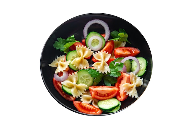 Salade de pâtes pas de viande tomate concombre farfalle repas sain collation sur la table copie espace