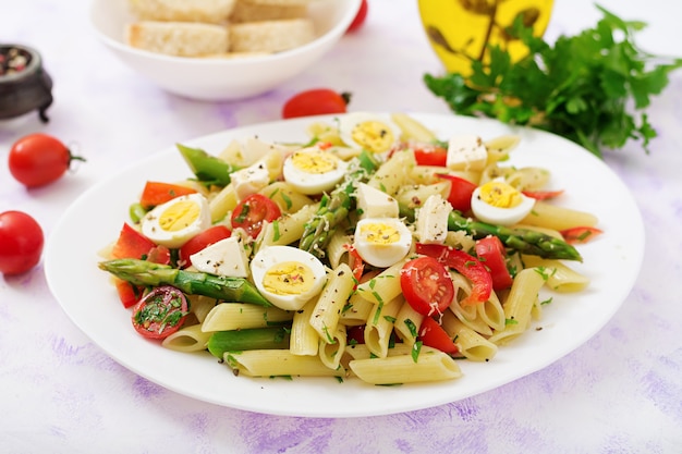 Salade - pâtes penne aux asperges, tomates, oeufs de caille, mozzarella et poivron.