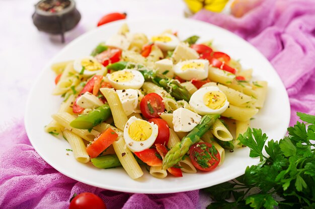 Salade - pâtes penne aux asperges, tomates, œufs de caille, mozzarella