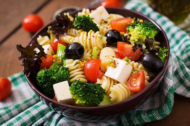 Salade de pâtes à la tomate, au brocoli, aux olives noires et au fromage feta