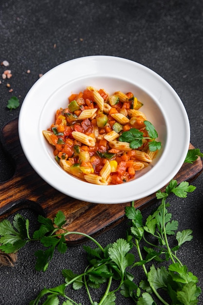 salade de pâtes tomate, concombre, maïs, légume, repas de pâtes penne snack sur la table copie espace