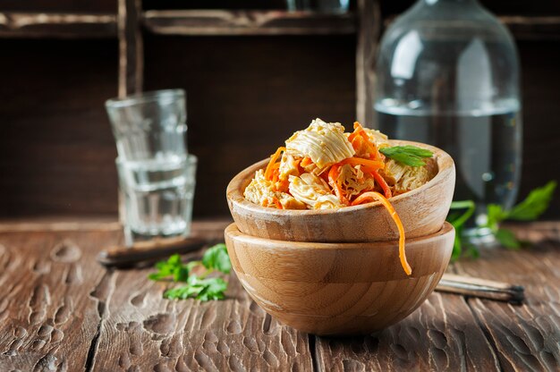 Salade avec peau de tofu et carotte