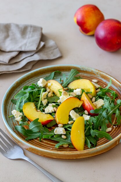 Salade de pêche, roquette, fromage, noix et miel. Alimentation équilibrée. La nourriture végétarienne. Recette.