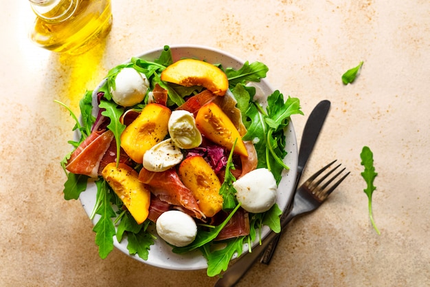 Salade de pêches, jambon de Parme et mozzarella