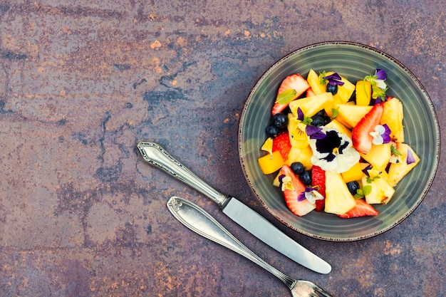 Salade de pensées et espace de fruits pour le texte