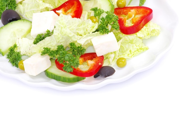 Salade en plaque sur blanc