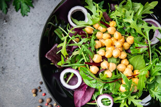 salade de pois chiches laitue frisée verte repas sain frais régime alimentaire collation sur la table copie espace nourriture