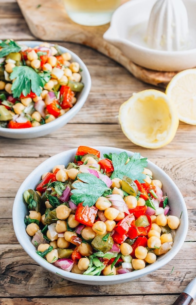 Salade de pois chiches et de légumes maison saine