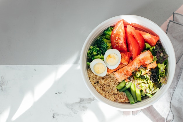 Salade de poisson au saumon. Repas sain, concept alimentaire. Lay plat, vue de dessus, espace de copie