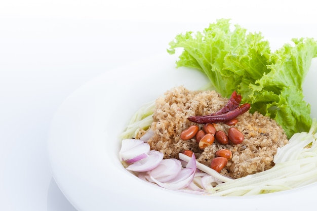 Salade de poisson-chat croustillant sur plat blanc