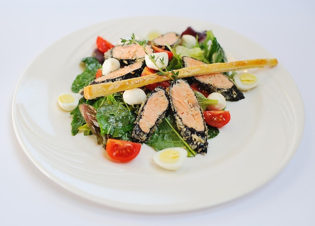 Salade de poisson rouge et légumes verts, légumes, œufs de caille et brie au fromage