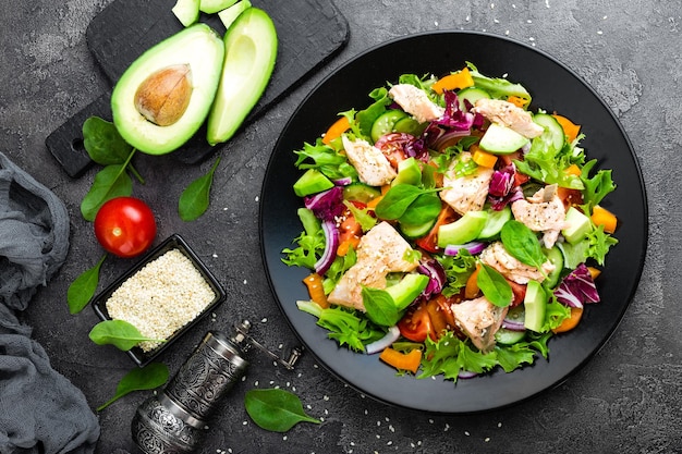 Salade de poisson Salade de légumes frais avec filet de saumon Salade de poisson avec filet de saumon et légumes frais sur assiette