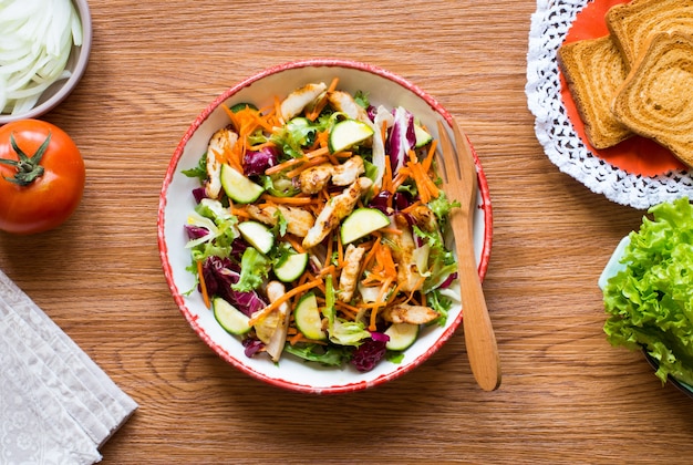 Salade de poitrine de poulet aux courgettes et tomates cerises