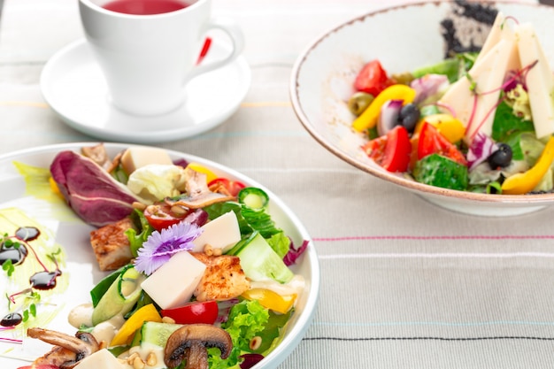 Salade de poitrine de poulet et champignons aux légumes