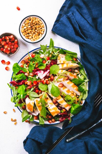 Salade avec poitrine de poulet grillée épinards roquette noix de cèdre et grenade Alimentation saine et concept d'alimentation Vue de dessus