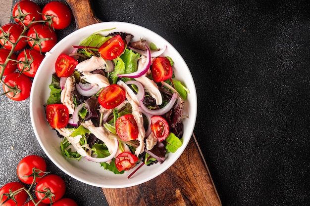 salade de poitrine de poulet, tomate, laitue verte, oignon rouge repas sain nourriture snack régime alimentaire sur la table