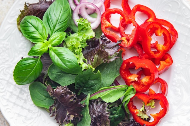 salade poivre légume paprika doux feuilles vertes plat frais repas sain nourriture collation régime