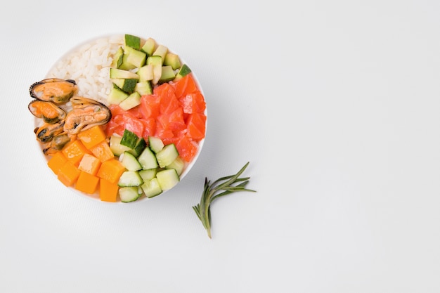 Salade de poke sur fond blanc