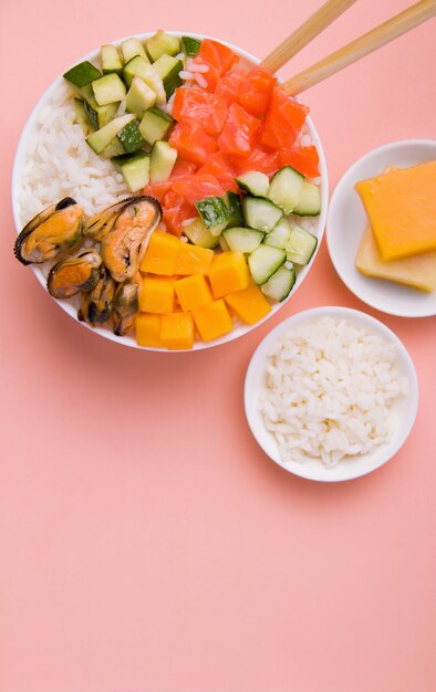 Salade de poke sur fond rose