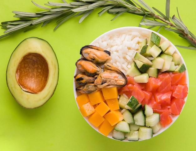 Salade de poke sur un gros plan de fond vert