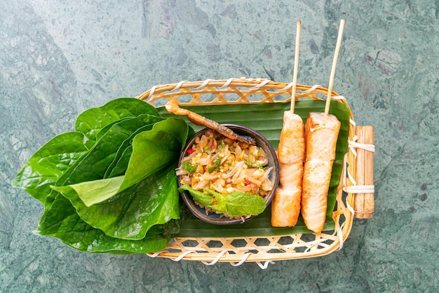 salade de pomelo avec brochette de saumon grillé