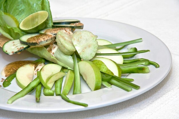 Salade de pomme verte avec laitue concombre poivron vert et sauce piquante gastronomie saine