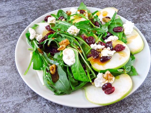 Salade de pommes à la roquette, fromage cottage et canneberges séchées