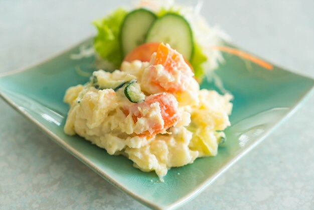 salade de pommes de terre sur une assiette