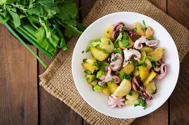 Salade de pommes de terre au poulpe mariné et oignons verts