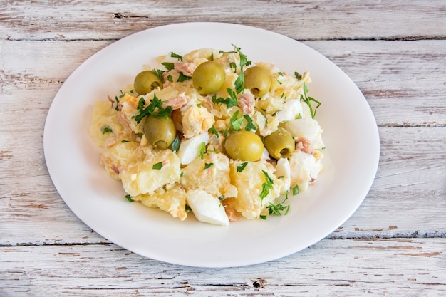 Salade de pommes de terre aux œufs et sauce mayonnaise.