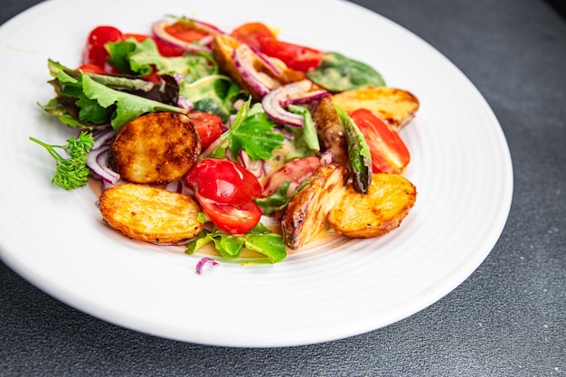 Photo salade de pommes de terre cuite au four légumes salade de tomates oignons feuilles légumes nourriture repas sain nourriture