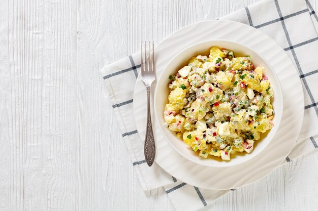 Photo salade de pommes de terre dans un bol blanc