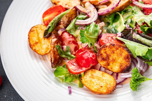 salade de pommes de terre et légumes pomme de terre au four salade tomate oignon feuilles vinaigrette vinaigrette