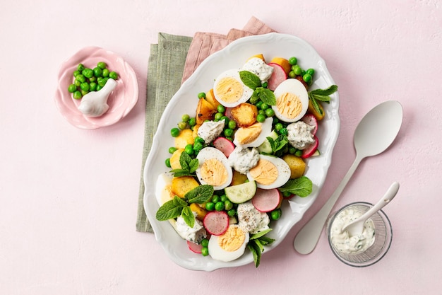 Salade de pommes de terre et d'œufs croustillants