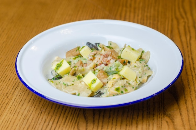 salade de pommes de terre, viande et concombre