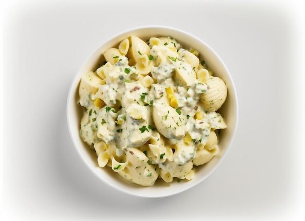 Salade de pommes de terre vue de dessus sur fond blanc