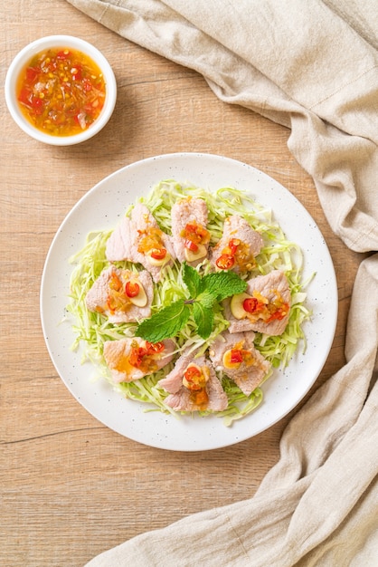 Salade de porc épicé ou porc bouilli avec sauce à l'ail et au chili