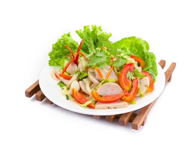 Salade de porc épicée de cuisine thaïlandaise sur fond blanc ou saucisse vietnamienne épicée Yum Yor Moo