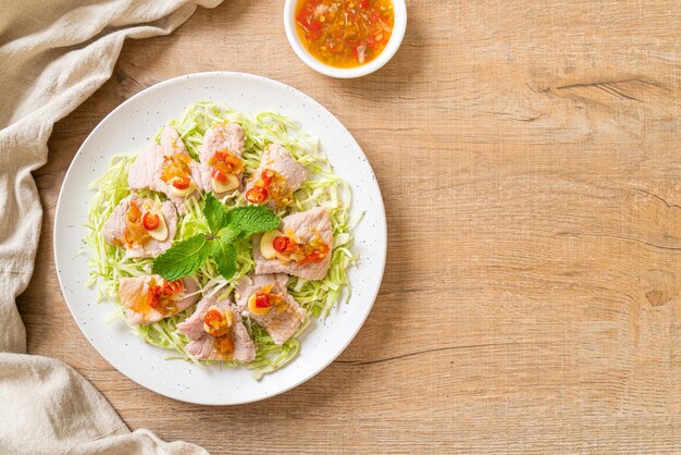 Salade de porc épicée ou porc bouilli avec sauce à l'ail et au chili à la lime