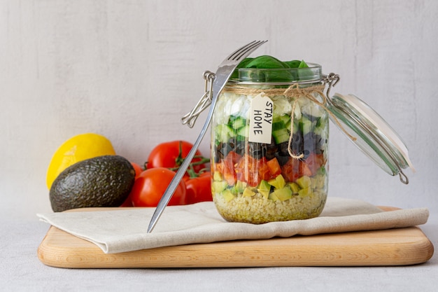 Salade en pot sur planche de bois