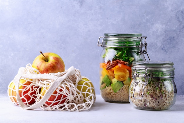 salade en pot de verre et sac en filet avec concept eco-shopping de pommes