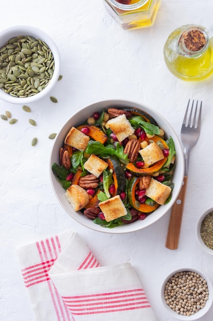 Salade de potiron, grenade, pacanes et croûtons. Alimentation équilibrée. La nourriture végétarienne.