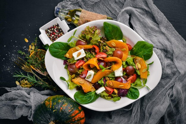 Salade de potiron. Nourriture saine. Sur une surface en bois. Vue de dessus. Espace libre pour votre texte.