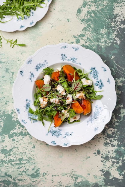 Salade de potiron rôti, roquette et fromage maison