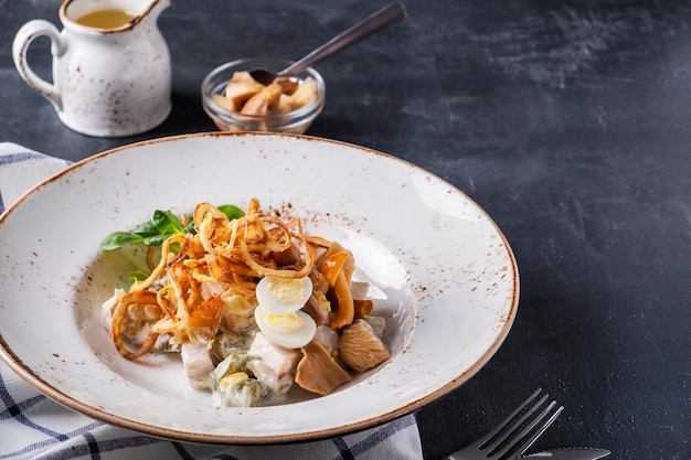 Salade de poulet aux concombres marinés, champignons et œufs de caille Espace de copie