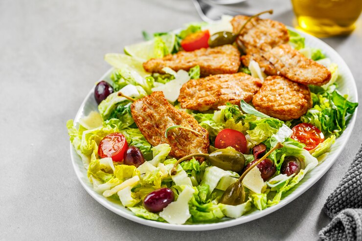 Salade De Poulet Aux Légumes Et Aux Olives