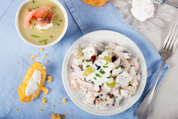 Salade de poulet aux raisins, pommes et canneberges